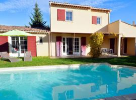 Luxury Provencal villa with AC, located in charming Luberon, hotel a Saint-Saturnin-lès-Apt