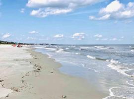 Updated luxury two bedroom The Greens Condo New Baths walk in shower Nice Kitchen Golf Views, hotel v destinaci Hilton Head Island