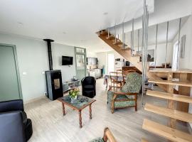 Maison rénovée 3 chambres, proche mer, jardinet équipé, centre-ville - FR-1-361-464, hotel in Jullouville-les-Pins