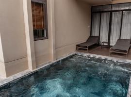 Villa Thanh3B - 3 bedrooms, pool inhouse - in Nha Trang，Dien Khanh的附設泳池的飯店