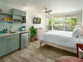 Walkable to Beach, Restaurants & Shops. Remodeled!