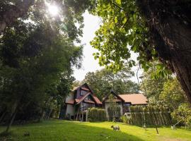 Lanna Charm 5BR Villa in Maerim, casa rústica em Mae Rim