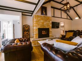 Pet-Friendly Highlands Home with Fireplace, хотел в Бунданун
