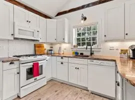 Downtown Steps to Waterfront "The Garden"