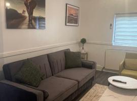 Modern 4 Bed House for 9 guests, cheap hotel in Tilbury