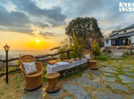 StayVista at Rooh - 2BR Mountain Cabin near Paragliding Facility Palampur, hotel i Bir