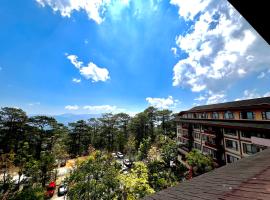 The Forest Lodge at Camp John Hay privately owned unit with parking 545, Hütte in Baguio City