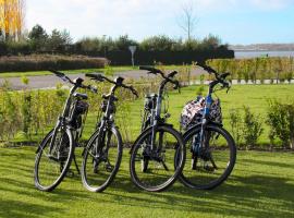 luxe Villa Maroma Mistral aan Veerse meer met 4 Ebikes GasBBQ & EV laadpaal, cottage in Kamperland