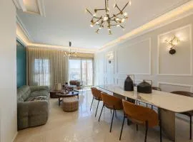 City Lights 4 BR Stunning Apart