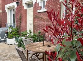 Red brick cottage, hotel din Asnières-sur-Seine