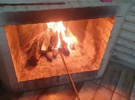 Chalé alpino em canela rs todo mobiliado com cozinha lareira split Wi-Fi 2 quartos perto do centro