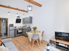LES PALMIERS Superb brand new flat for 3 with AC, Wi-fi centre old town, apartmán v destinácii Antibes