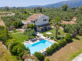 Traditional Villa with Private Pool, hotell i Kalamaki