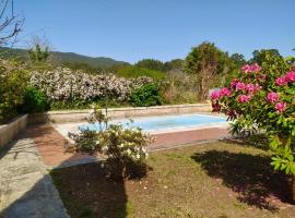 Apartamento con jardín y piscina temporada verano privados, מלון בSamieira