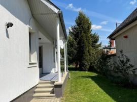 Freistehendes Ferienhaus mit Swimmingpool, Kamin, Internet, unweit Neusiedlersee, casa vacacional en Fertőd