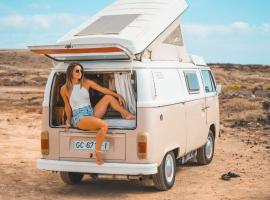 Tommy, a '77 VW Bay stylish Van, barco en Los Cristianos