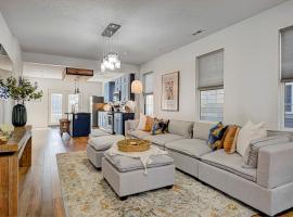 Spacious Bates-Hendricks Home ~ 5 Min to Lucas Oil, hotel en Indianápolis