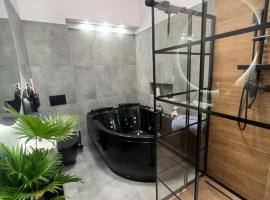 LOFT w centrum z jacuzzi, khách sạn ở Wrocław