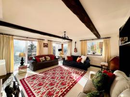 Hilltop walkers paradise with a view, sleeps 10, hotel with parking in Fernhurst