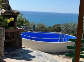 Villetta vista mare con piscina, giardino e parcheggio privato