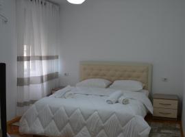 Apartament Qetesia โรงแรมที่มีที่จอดรถในÇorovodë