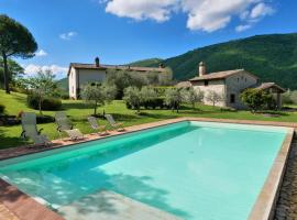 M&M Holiday House Umbrian Modern House with Swimming Pool, semesterhus i Antognola