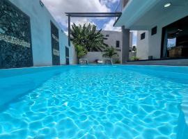 Blue Haven - 4 Bedrooms, hotel in Pamplemousses