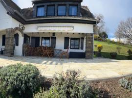 Eifel Landhaus Panoramablick unter der Burg Olbr&uuml;ck mit Sauna Hottub gro&szlig;er Terrasse und Garten Ideal f&uuml;r Familien, hotel con pileta en Niederd&uuml;renbach