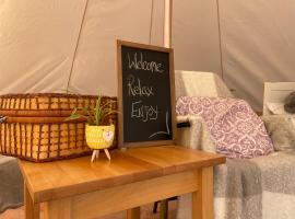 Trevena Cross Glamping, hotel in Helston