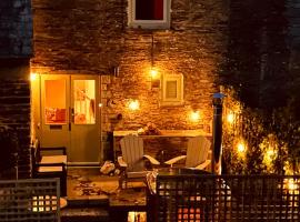 The Roundhouse Tregonce, Padstow, near the sea: St. Issey şehrinde bir otoparklı otel