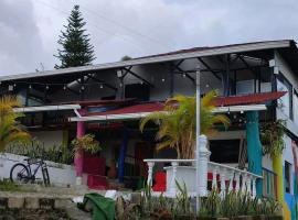 Fantasy Colors Hostel Guatape, hotel in Guatapé