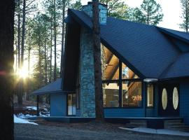 Cobalt Cabin Gateway to Grand Canyon Sedona & More, holiday rental in Williams