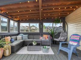 Family Compound w/Guest House and game room!, hotel v destinaci Tacoma
