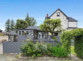 Spacious Retreat with guest house, game room, parking in N Tacoma
