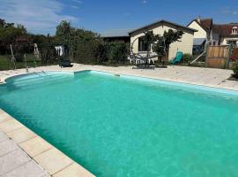 Studio proche Beauval et Châteaux de la Loire, familiehotel i Francueil