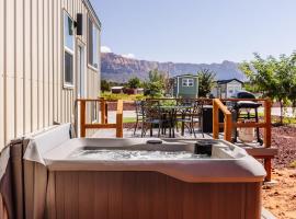 Jasper tiny home with private hottub, hotel Apple Valley városában