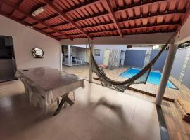 Casa agradável e aconchegante com piscina, ξενοδοχείο σε Palmas