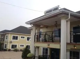 FOKUZZY LODGE