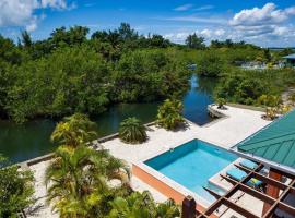 Casa Valencia - Modern Pool Family Luxury Sleeps 8, cabana o cottage a Placencia