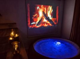 Le nid de l'Almont jacuzzi privatif, private jacuzzi Hot Tub near Olympic Games MELUN, apartment in Melun