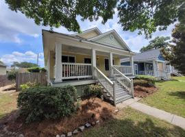 The Yellow Bungalow, guest house di Savannah