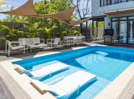 ISLA VILLA 2 Luxury Pool Villa near beach with karaoke video games barbecue, hytte i Maribago