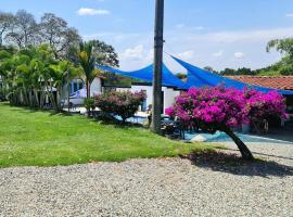 Hospedaje Campestre El Deseo, hotel con piscina en El Caimo