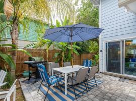 Jax Vacations 1/2 Mile to Beach, 2 bedroom townhome pet friendly, Hotel in Jacksonville Beach