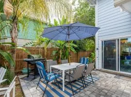 Jax Vacations 1/2 Mile to Beach, 2 bedroom townhome pet friendly