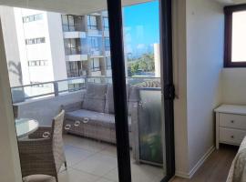 Private Bedroom and Bathroom in a shared Apartment, sted med privat overnatting i Gold Coast