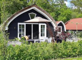 House with a terrace on the edge of the forest, hotel en Baars