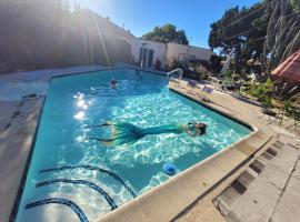 Urban Farm House +Hot Tub+Pool, hotel with pools in Long Beach