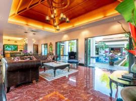 The Crown Jewel Pool Bang Tao Pure Luxury Retreat!, hotel v destinácii Ban Phak Chit