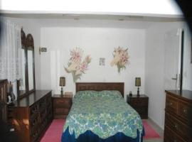 Room in Studio - Independent room for 2 people, hotel in Patra